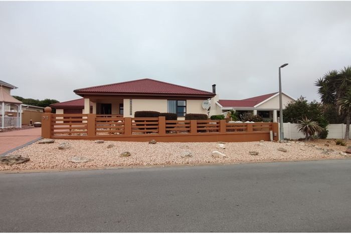 House for Sale in Stilbaai Wes: Open plan living, double garage, enclosed yard.