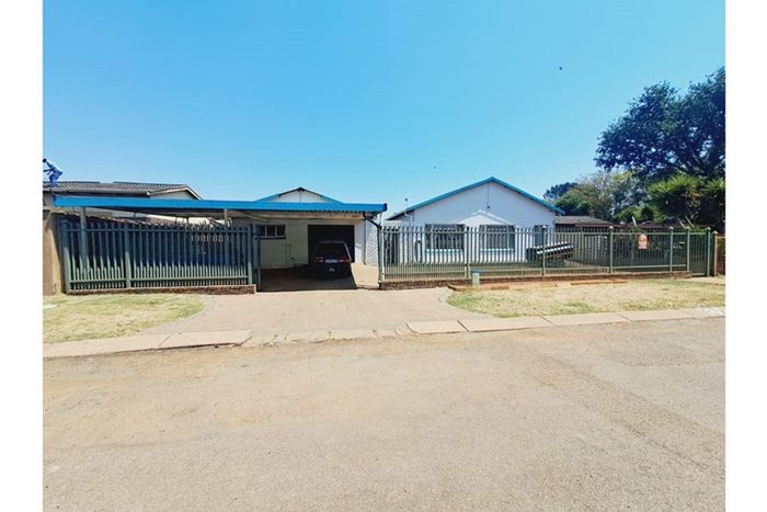 House for Sale in Booysens: Pool, garden, garage, near amenities and transport.