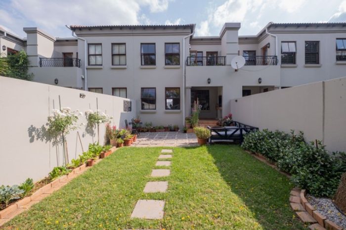 Fairland Townhouse For Sale: 2 Beds, En-Suite, Balcony, Braai, Garden, Garage.