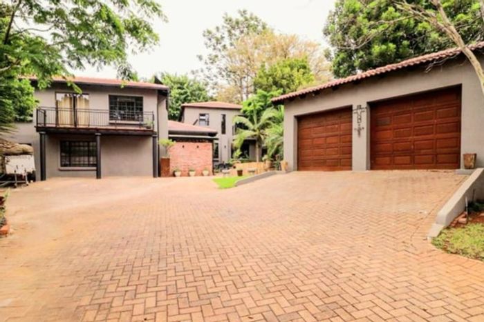 Spacious 5-bedroom house with garden, patio, and close to amenities in Safari Gardens. For Sale.