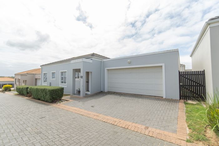 For Sale: Townhouse in Parsonsvlei with security, garage, and outdoor braai.