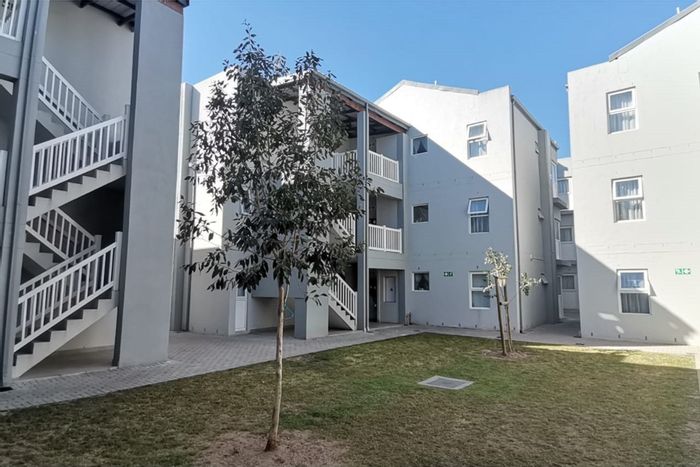 Klein Parys Apartment For Sale: 2 bedrooms, balcony, secure parking, 24-hour security.