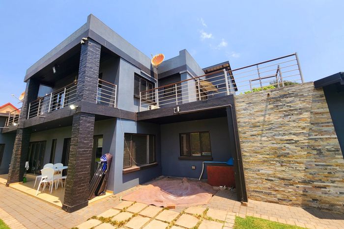 Raslouw Glen House For Sale: 5 bedrooms, flat, pool, boma, security features.