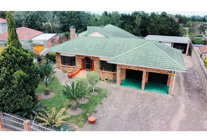 House for Sale in Camphersdrift: Spacious garden, bay windows, secure parking.