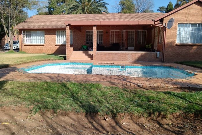 Lyndhurst House For Sale: 4 Bedrooms, Pool, Garden, Secure Parking for 7.