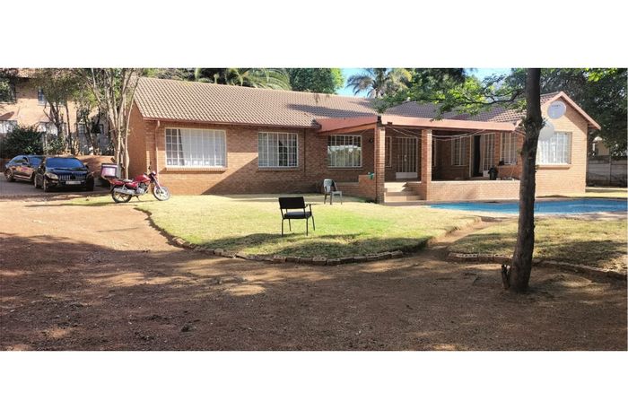 Lyndhurst House For Sale: 4 Bedrooms, Pool, Garden, Secure Parking, Fiber Internet.