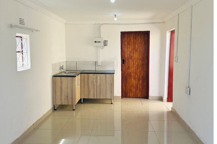 Ga-Rankuwa Apartment To Rent: Spacious studio, pet-friendly, near TUT and hospital.