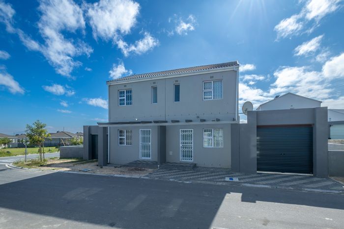 For Sale: Townhouse in Bardale Village with 3 bedrooms, parking, and no transfer costs.