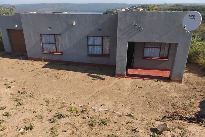 For Sale: House in Mdantsane with kitchen, lounge, 2 bathrooms, and secure parking.