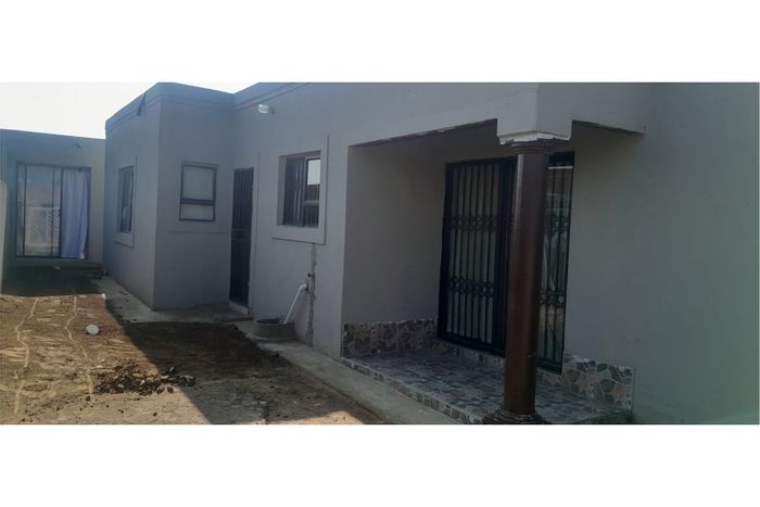 To Rent: 2-Bedroom House in Thulani with secure yard and utilities included.