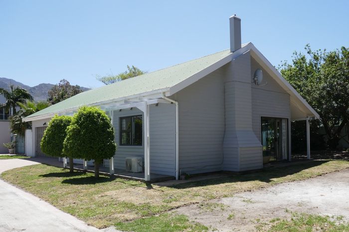 House for Sale in Villiersdorp Central: Spacious layout, garden, garage, mountain views.