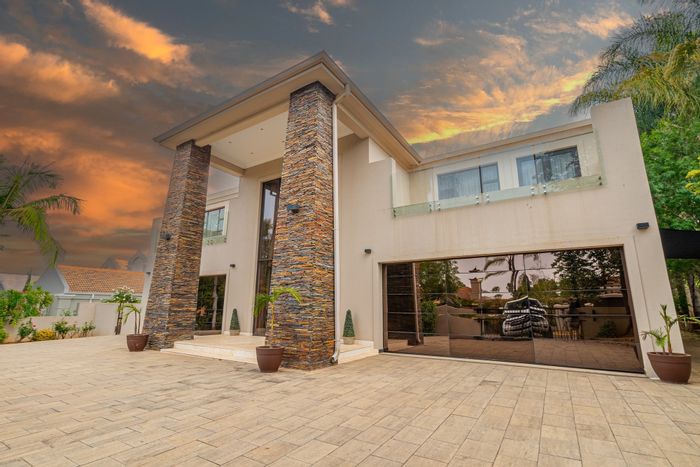 For Sale: House in Woodhill Golf Estate with indoor pool, cinema, and golf views.