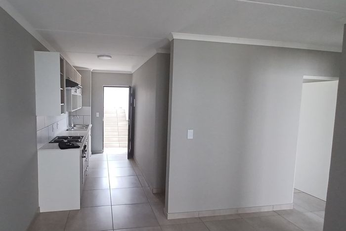 Top-Floor Apartment in Glen Marais: 2 Bedrooms, Pool, Clubhouse, 24/7 Security. To Rent.