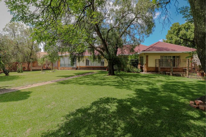 For Sale: Spacious Selcourt house with flat, double garage, and expansive yard.