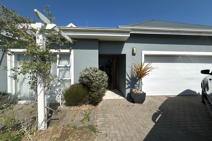 House For Sale in Kraaibosch Country Estate: 3 bedrooms, open-plan living, secure parking.