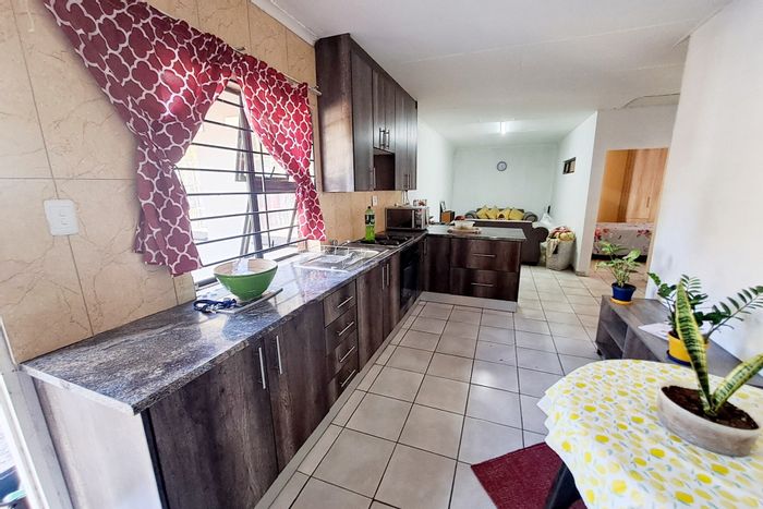 For Sale: Noordwyk House with 4 flatlets, income potential, and large yard.