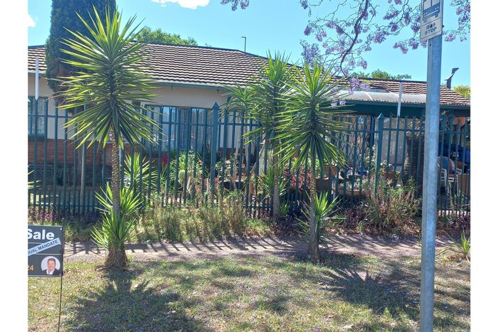 Valhalla House For Sale: 4 beds, pool, flatlet, 3 carports, great for families.