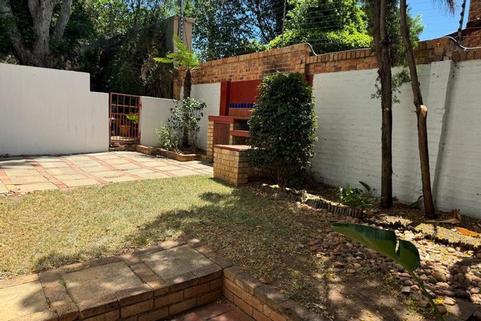 Fourways Gardens Townhouse To Rent: Open-plan living, private garden, pool access.