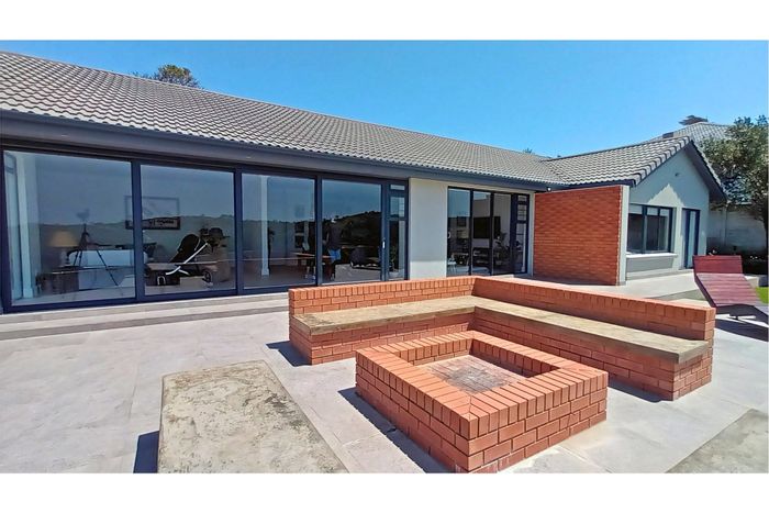 Gonubie House For Sale: Scenic views, braai room, double garage, and flexible space.