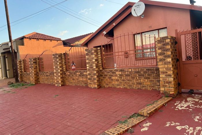 Dobsonville Ext 1 House For Sale: 4 bedrooms, garage, garden, close to amenities.