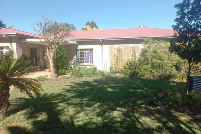 For Sale: House in Bo Dorp with flatlet, pool, and double garage.