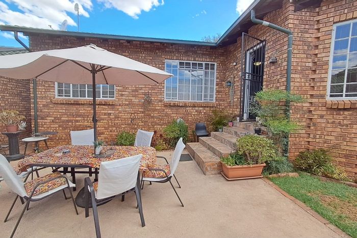 Hennopspark Townhouse For Sale: 3 Bedrooms, double garage, corner unit, near schools.
