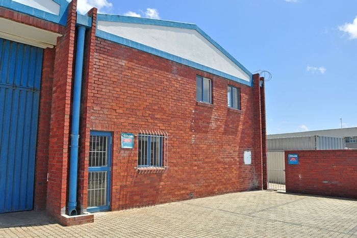 Versatile office unit in Montague Gardens with private yard and parking. To Rent!