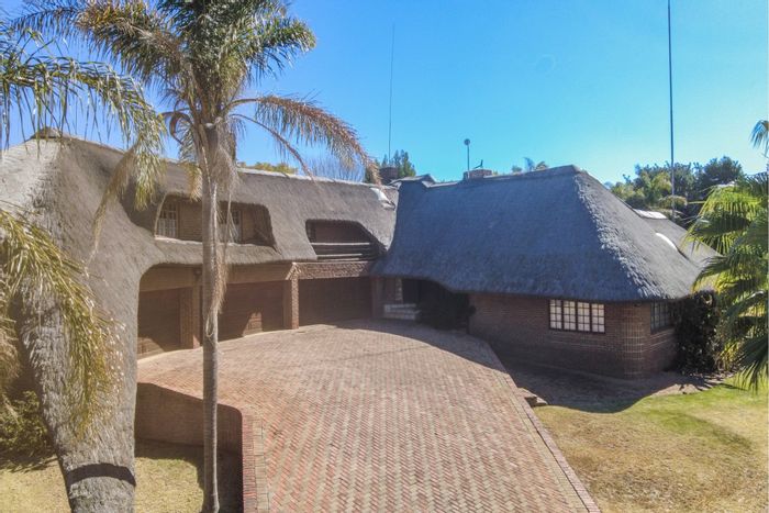 Doringkruin House For Sale: 5 beds, pool, braai terrace, 6 parking spaces.