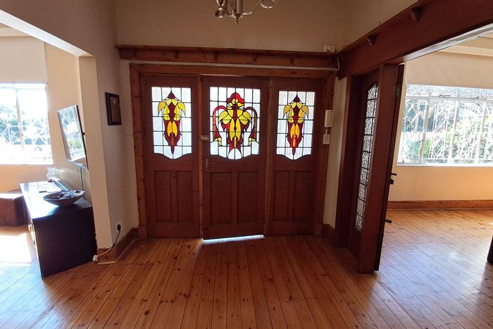 Kensington House For Sale: 4 Bedrooms, Pool, Garden, Fibre Internet, Pet-Friendly.