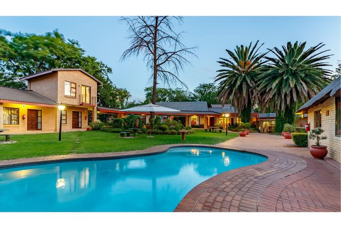 Chartwell Lodge For Sale: 20 bedrooms, pool, restaurant, ample parking, expansive gardens.