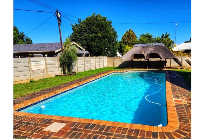 Flamwood House For Sale: Open plan living, pool, Lapa, and home office potential.