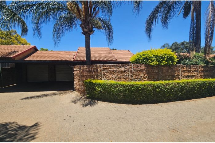 Celtisdal Townhouse For Sale: Pool, gardens, pet-friendly, garage access, two bedrooms.