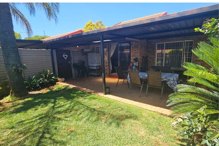 Celtisdal Townhouse For Sale: Pool, gardens, pet-friendly, garage access, two bedrooms.