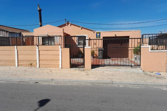 3 Bedroom House For Sale in Roosendal with flatlet and ample parking.