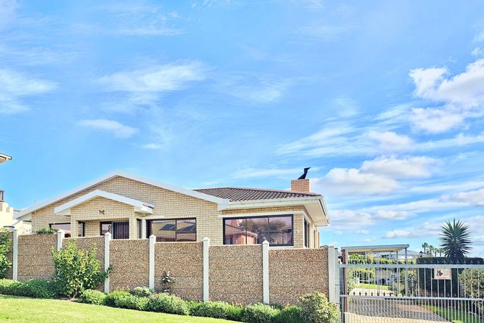 Wavecrest House For Sale: 3 bedrooms, indoor braai, pool, solar power, water tanks.