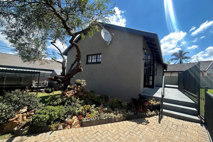 Cottage to rent in Constantia Kloof: 2 beds, 2 baths, garden, parking.