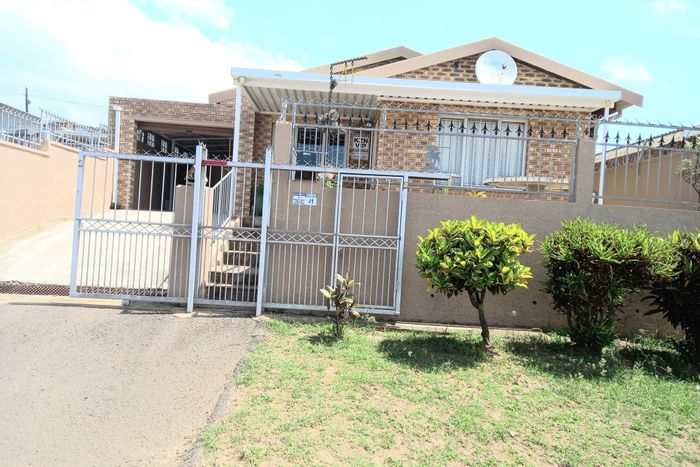 3-Bedroom House For Sale in Brookdale with security, storage, and convenient amenities.