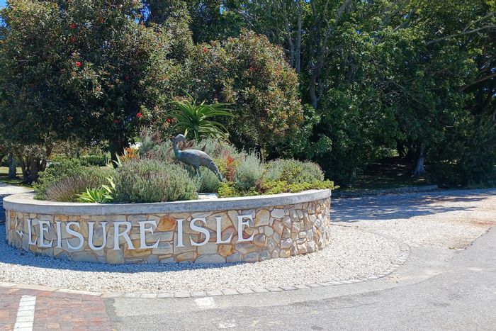 Leisure Isle House For Sale: 4 Bedrooms, pool, garden, income potential, close to amenities.