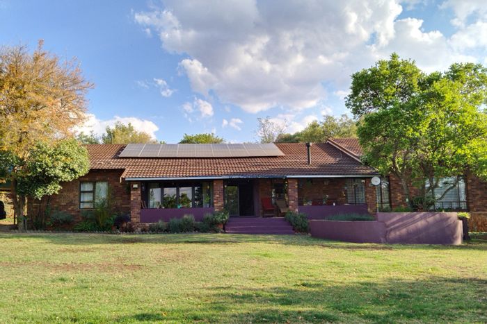 Broederstroom Farm For Sale: 4 beds, solar amenities, braai area, security features.