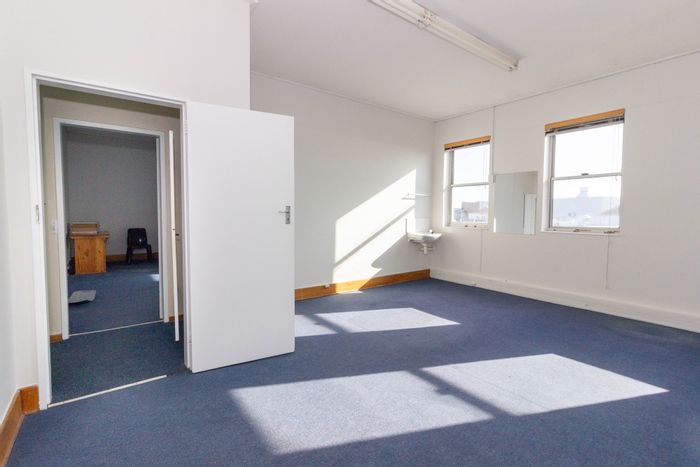 Prime office spaces in Summerstrand, close to shops and amenities. To Rent.