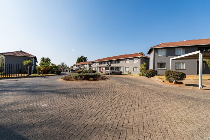 Glen Marais Apartment For Sale: Ground-floor unit with pool, near OR Tambo Airport.