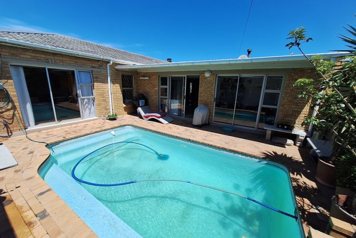 4 Bedroom House For Sale in Ottery with pool, garage, and security features.