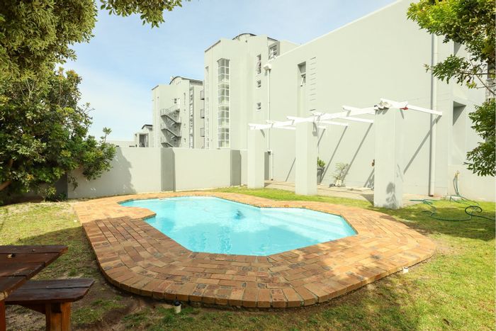 Bloubergrant Apartment For Sale: 2-bed, pool, jacuzzi, Airbnb-friendly, near beach.