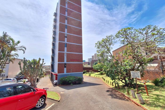 Westridge Apartment For Sale: 1.5 beds, communal garden, lift, two parking spaces.