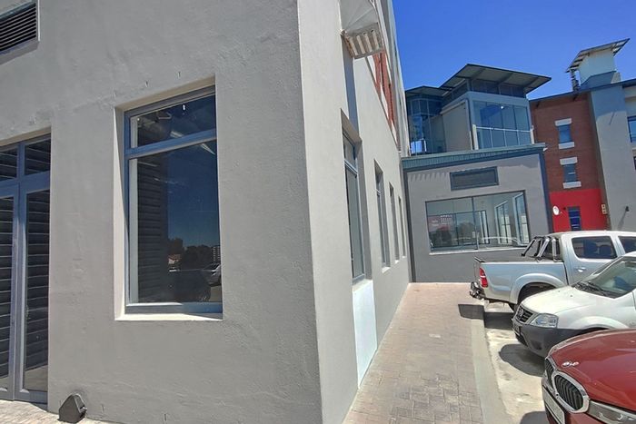 Retail space to rent in Sanddrift, 675m², prime location with ample parking.