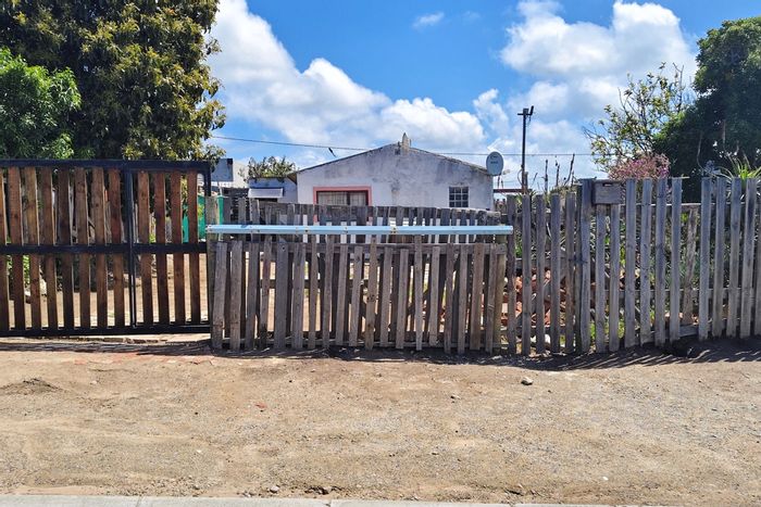 House for Sale in Pacaltsdorp: Open-plan living, spacious yard, secure fencing.