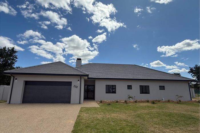 For Sale: House in Kleine Parys 2 with pool, double garage, and mountain views.
