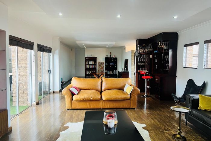 Bramley Townhouse For Sale: 4 bedrooms, pool, staff accommodation, and spacious entertaining areas.