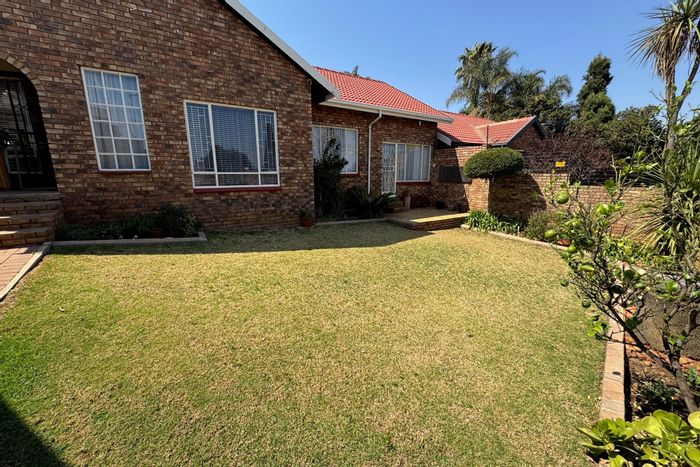 Erasmuskloof House To Rent: 3 beds, lapa, garage, fiber internet, pet-friendly.