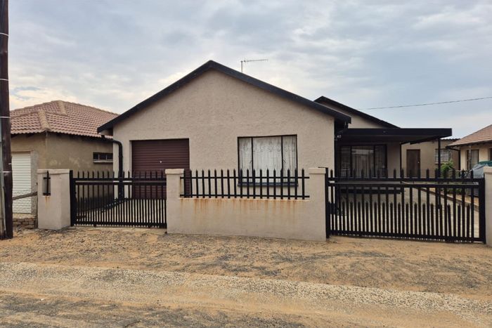 For Sale: House in Villiers with 3 bedrooms, garage, and spacious living areas.